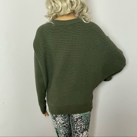 Poof Apparel NWT Green Batwing Sleeve Sweater – Size Small - Picture 12 of 12